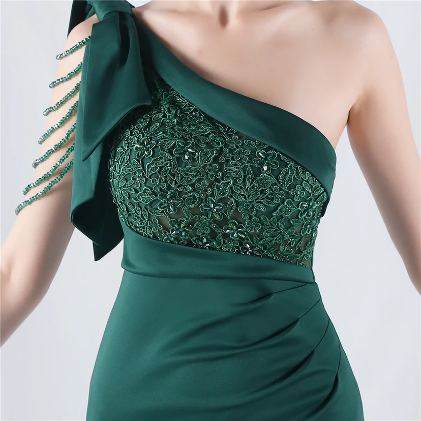 Vestido de noche de satén de alta gama con encaje de diamantes y diseño artesanal. view 18