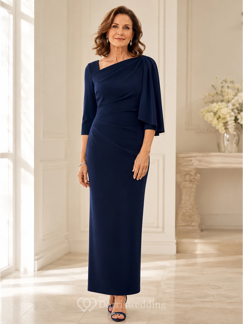 Dunkelblaues, modernes Brautmutterkleid für ältere Bräute: Einseitig schulterfreies, dreiviertelärmeliges Cape-Kleid mit Raffungen und knöchellangem Schnitt