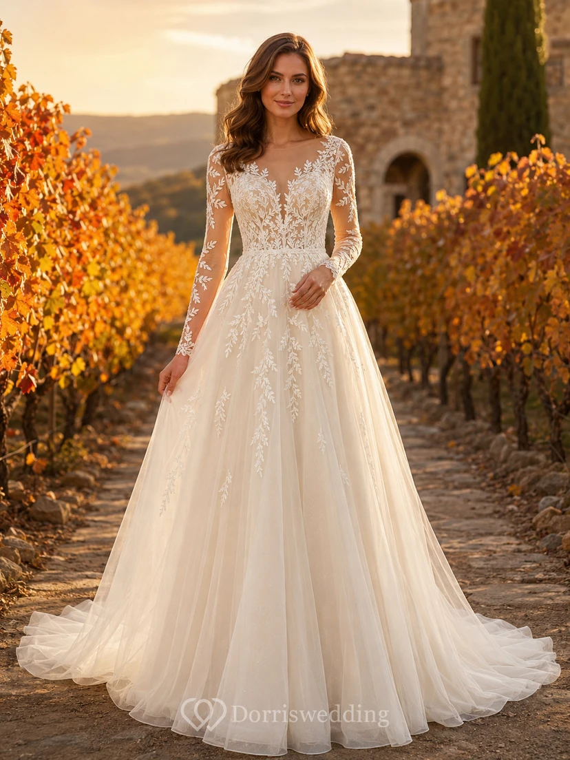Robe de mariée en dentelle et tulle, coupe trapèze, col en V, manches longues et traîne.