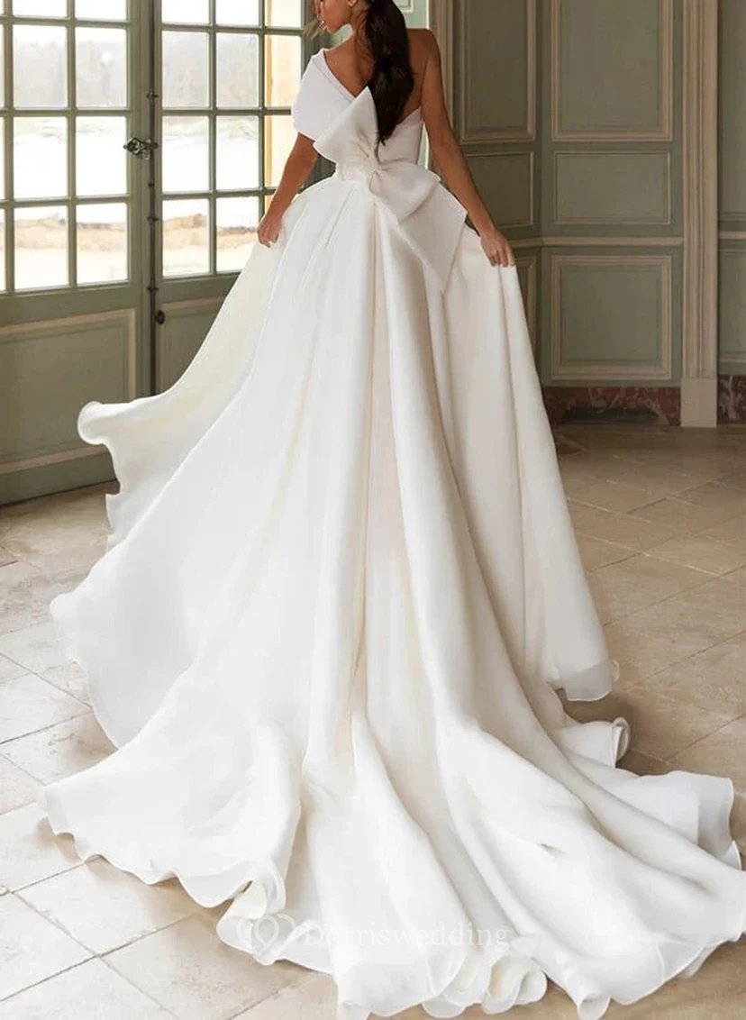 Robe de mariée blanche asymétrique à une épaule avec fente view 4