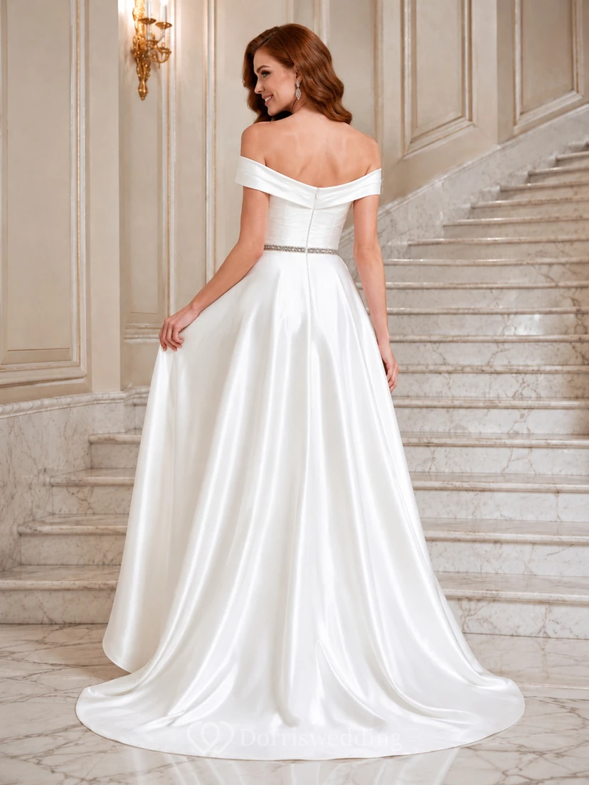 Robe de mariée élégante en satin, coupe trapèze asymétrique, épaules dénudées, manches courtes, décolleté portrait. view 2