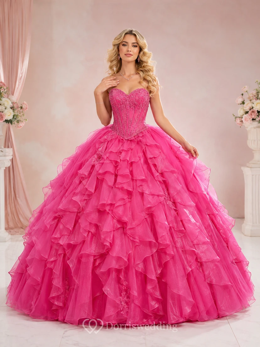 Vestido de princesa de quinceañera de lujo color fucsia, sin tirantes, con escote corazón, volantes escalonados y abalorios.