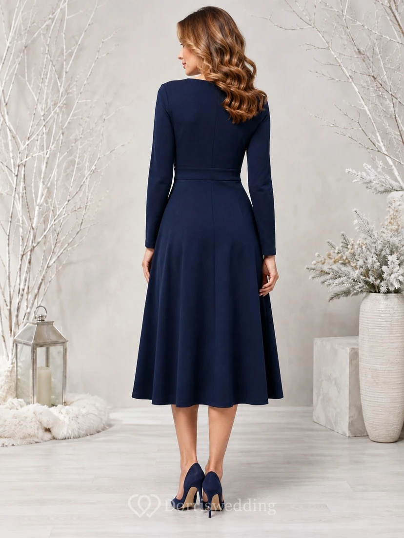Robe d'hiver simple, coupe trapèze, manches longues et décolleté rond, en jersey bleu marine, longueur midi. view 2