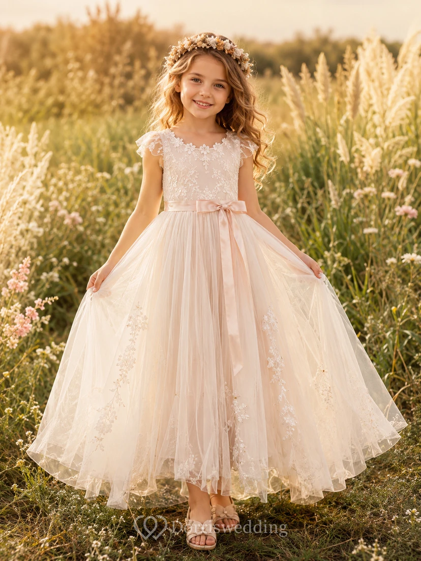 Vestido de niña de flores de tul y encaje con corte en A, mangas cortas, cuello redondo y falda a la altura de la rodilla.