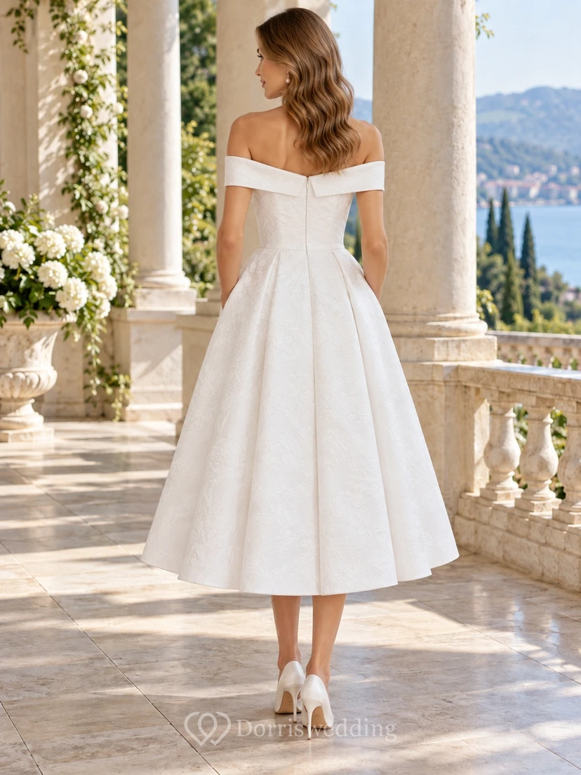 Robe de mariée vintage mi-longue en satin fleuri à épaules dénudées et poches, coupe trapèze, ornée de poches. view 2
