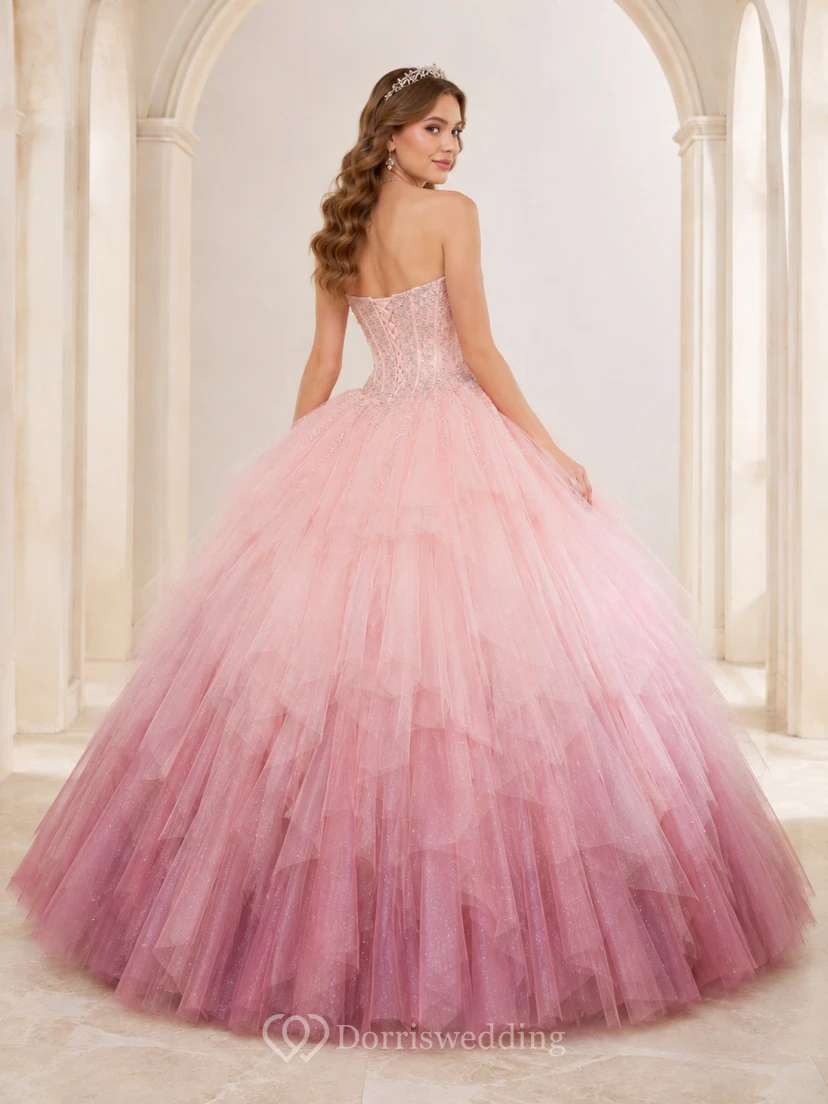 Robe de bal de princesse pour quinceañera, rose poudré et mauve ombré, sans bretelles, en tulle superposé. view 2