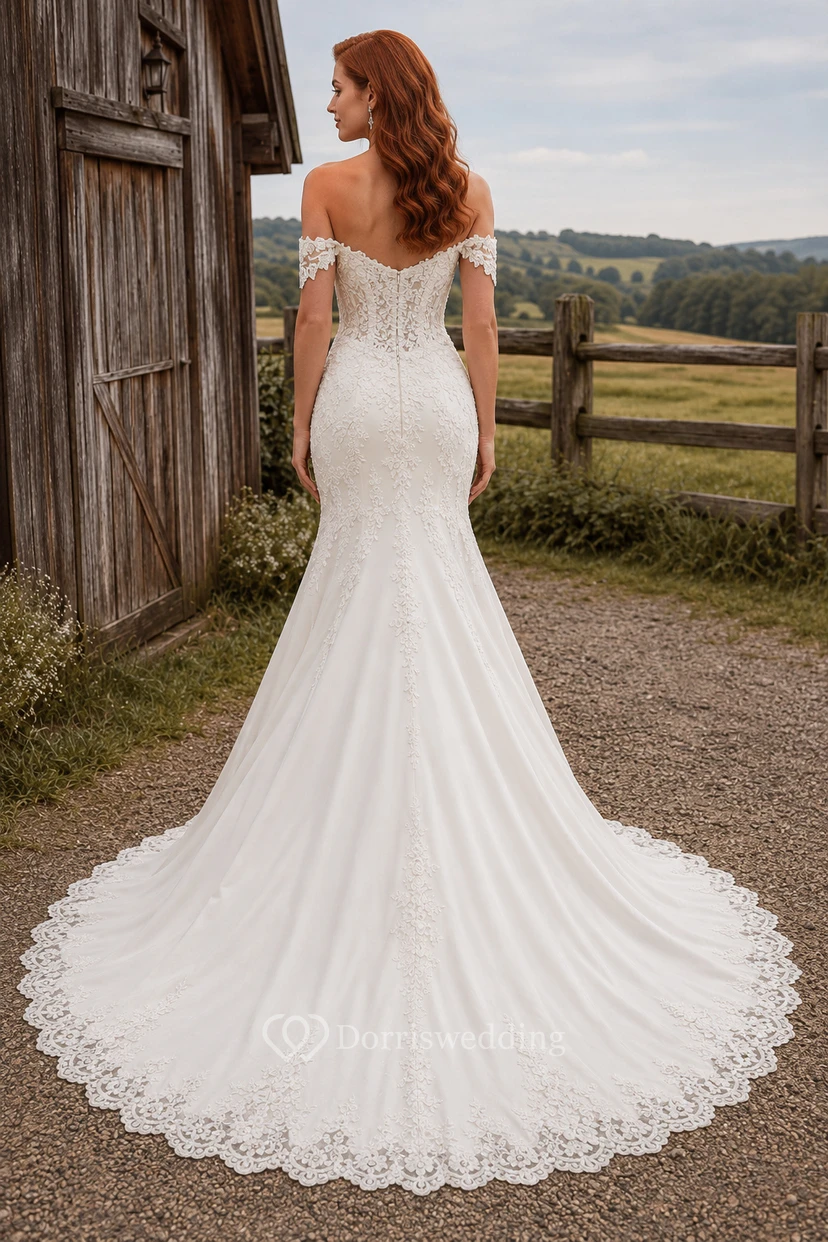 Vestido de novia de satén estilo sirena con hombros descubiertos y cola de encaje. view 2