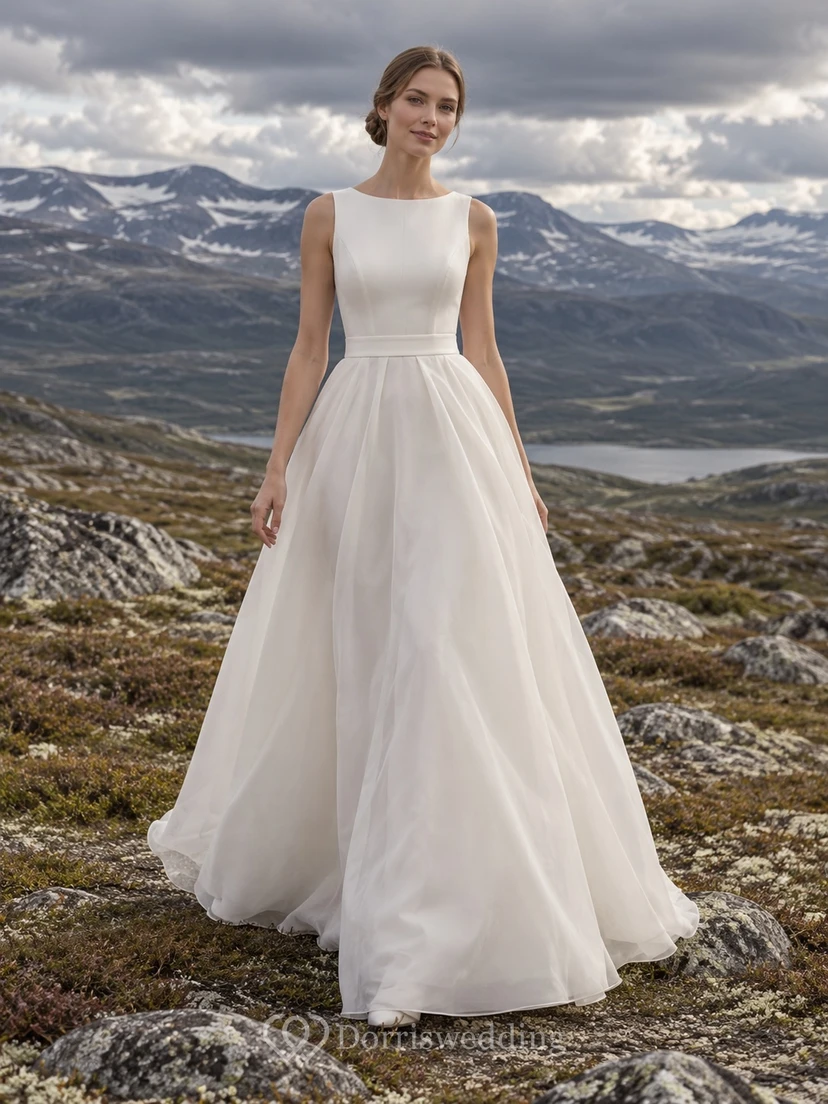 Sencillo vestido de novia de organza sin mangas con escote barco, corte en A, corpiño y cintura con paneles.