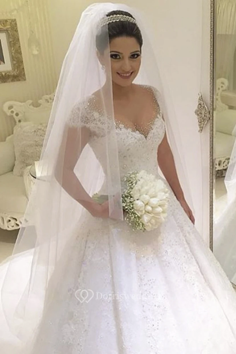 Vestido de novia de encaje con escote en V y mangas cortas, con pliegues.