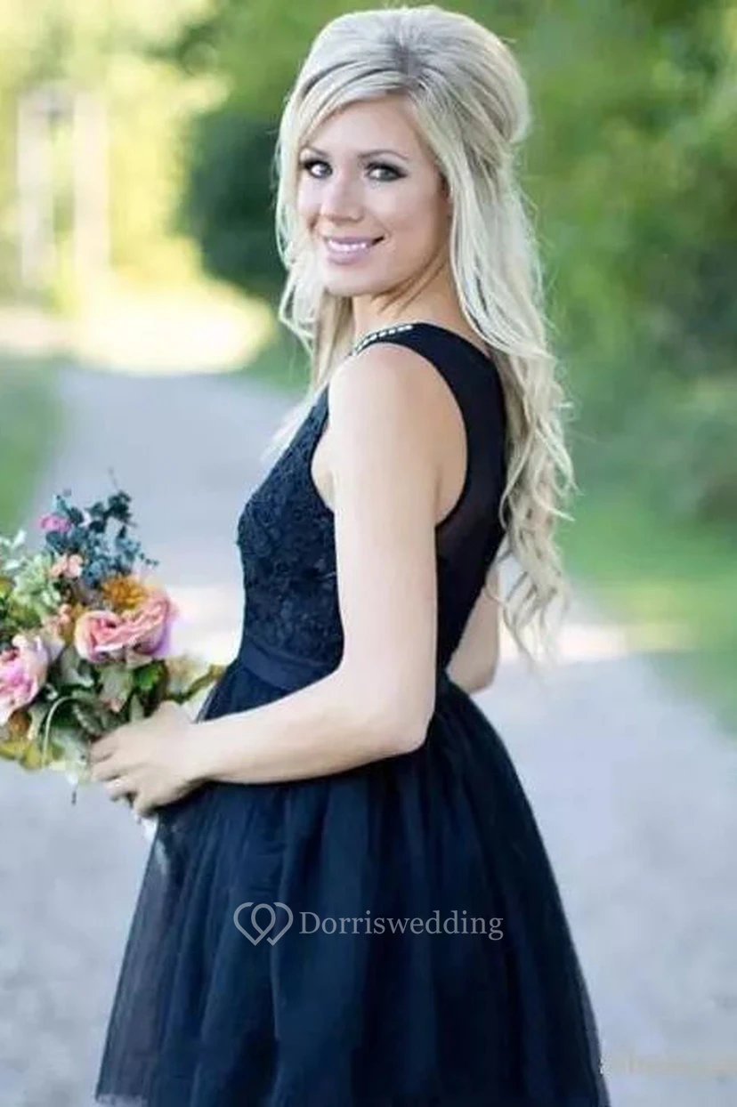 Robe courte sans manches en tulle et dentelle ornée de bijoux view 3