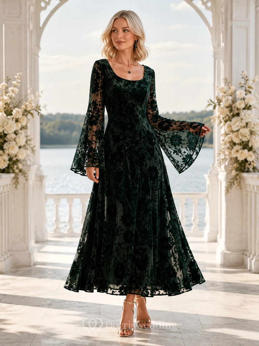 Vestido midi de encaje verde oscuro con escote redondo y mangas acampanadas para invitadas.