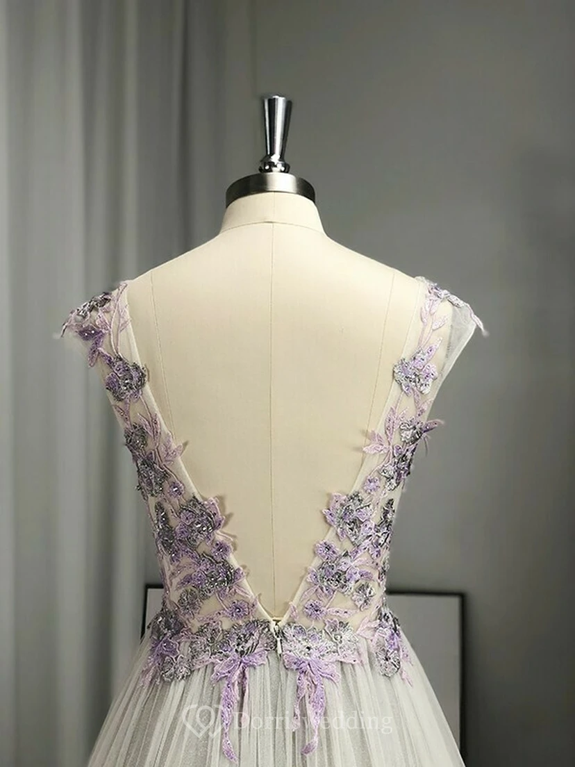 Robe de bal violette sans manches à col V et coupe empire florale, ornée d'appliqués. Col V et coupe trapèze. view 5