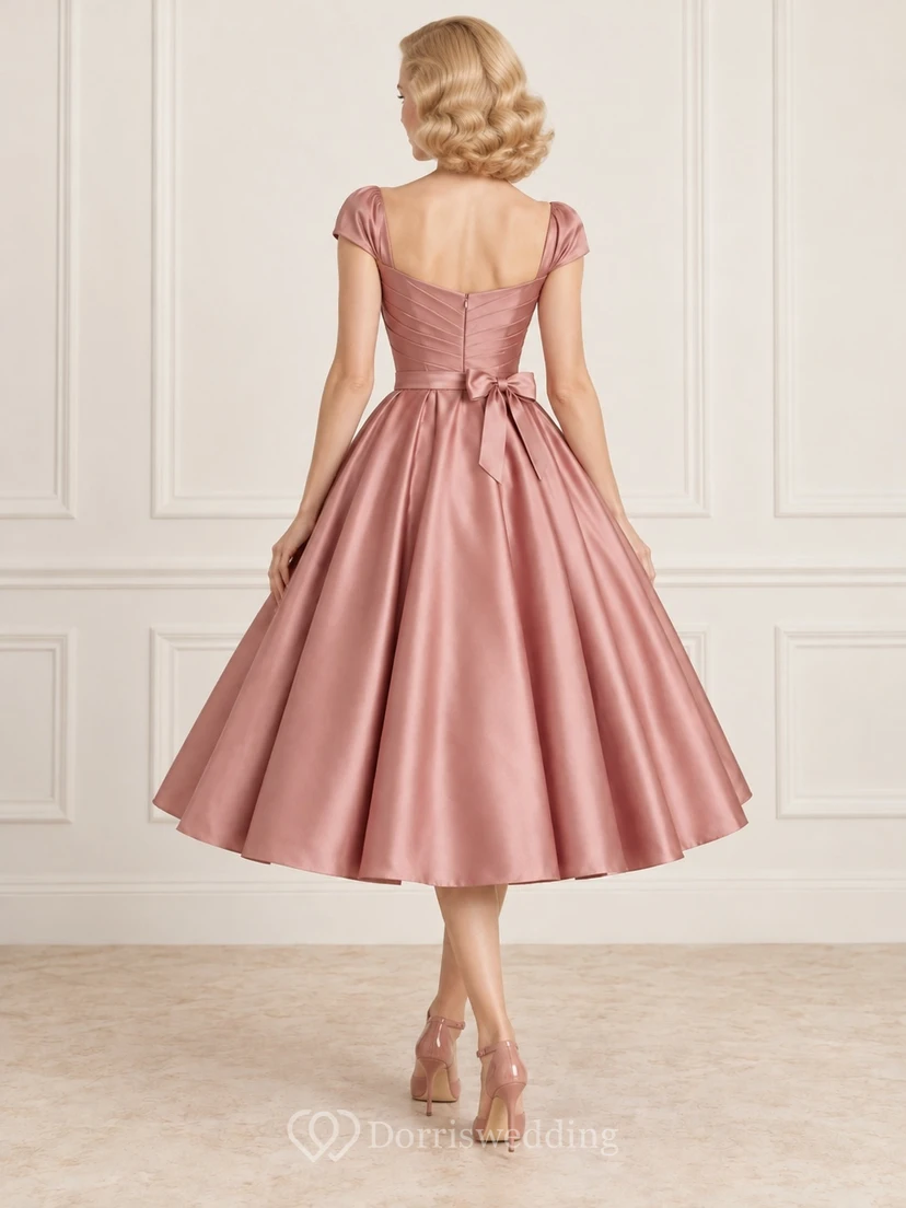 Vestido de dama de honor vintage color rosa empolvado, largo hasta la rodilla, escote corazón, mangas cortas y satén fruncido. view 2