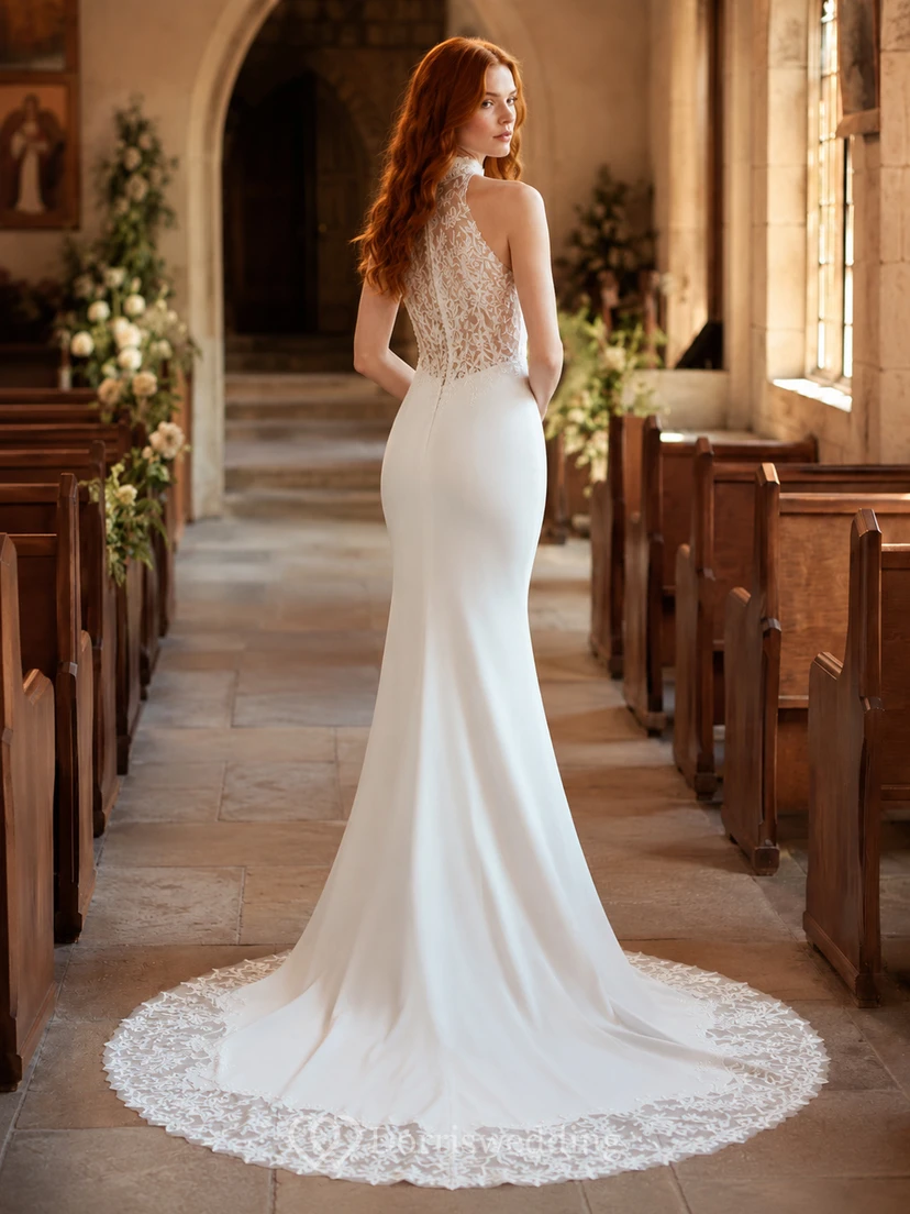 Robe de mariée fourreau à corsage en dentelle et col montant, style chapelle, pour un portrait. view 2