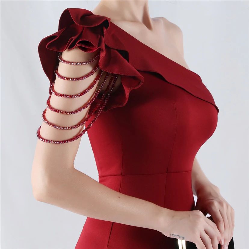 Vestido de noche asimétrico de satén con escote alto y cuello oblicuo, adornado con cuentas. view 29