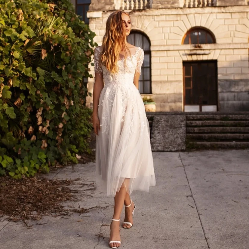 Robe de mariée romantique en dentelle, longueur thé, manches courtes et jupe en tulle view 6
