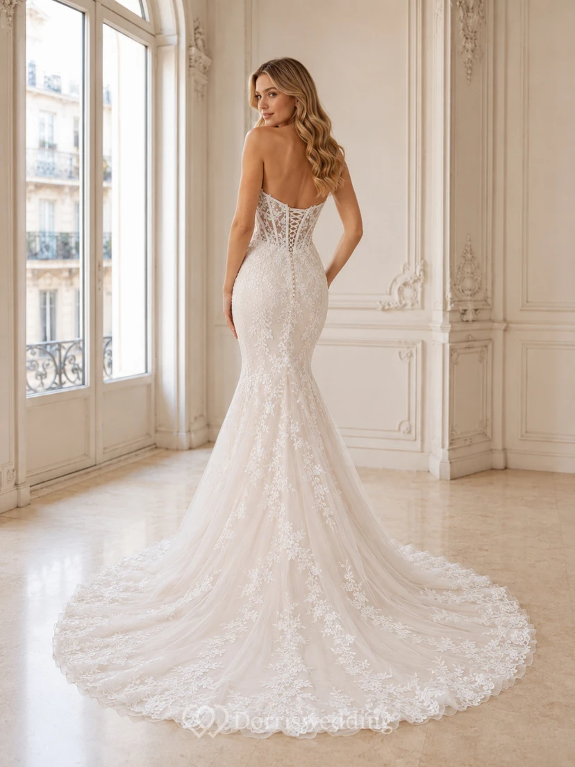 Robe de mariée sirène sans bretelles, décolleté cœur, sans manches, en dentelle rayonnante, traîne chapelle, ornée d'appliqués floraux et d'une robe de mariée champêtre. view 2