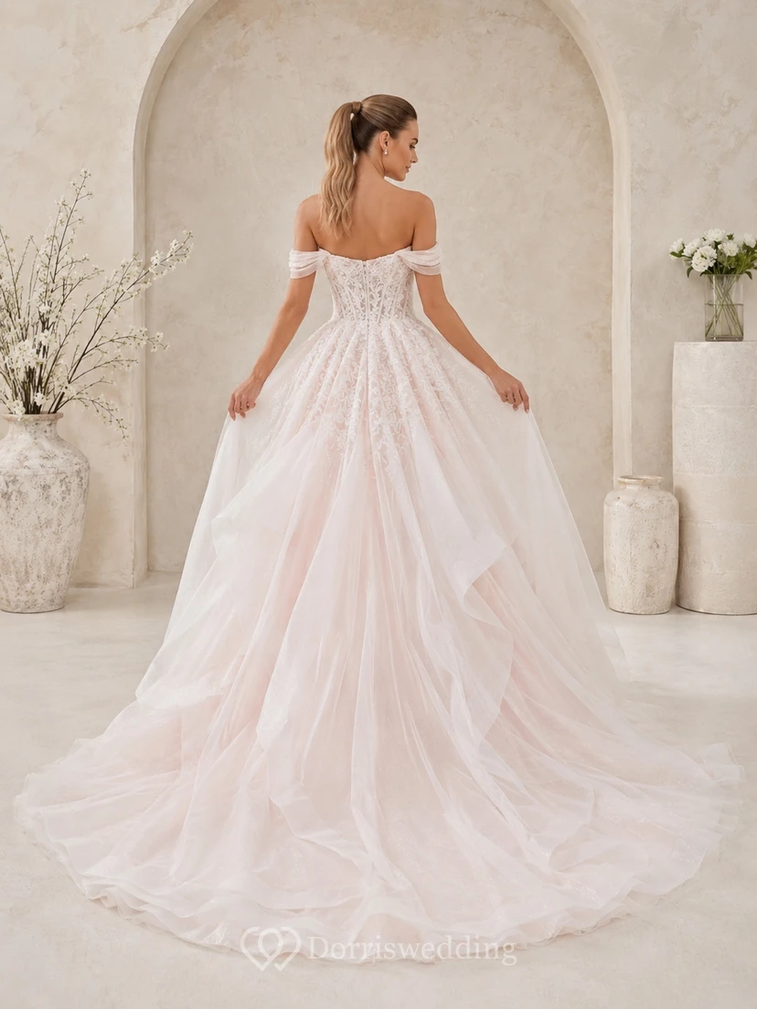 Romantisches Brautkleid aus Tüll in zartem Rosa mit schulterfreiem Ausschnitt und Rüschenschleppe view 2
