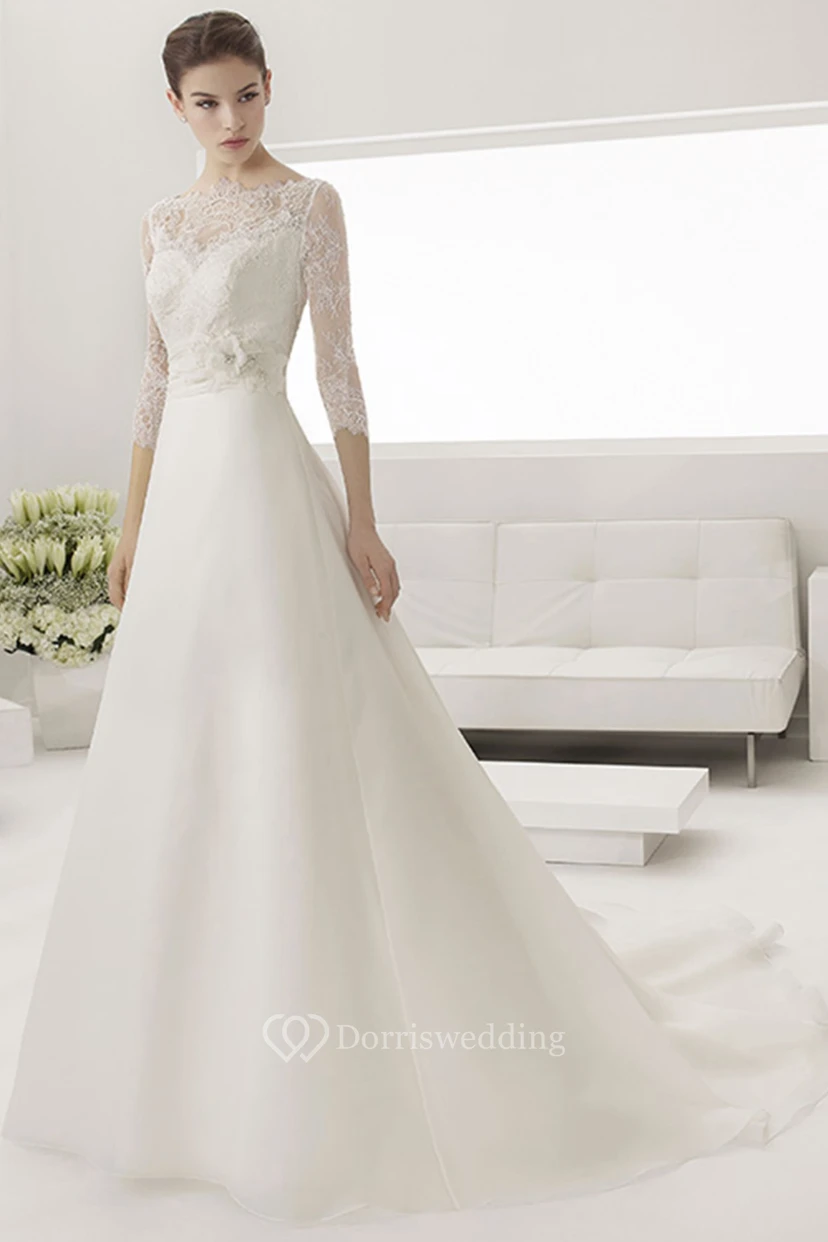 Vestido de corte A con escote barco, mangas ilusión 3-4 y detalle floral.