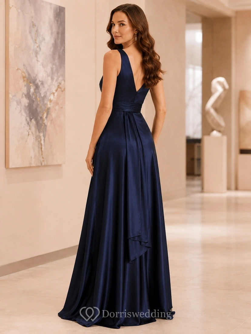 Elegantes, formelles Abendkleid aus Satin in A-Linie mit V-Ausschnitt, Raffungen und bodenlang view 2