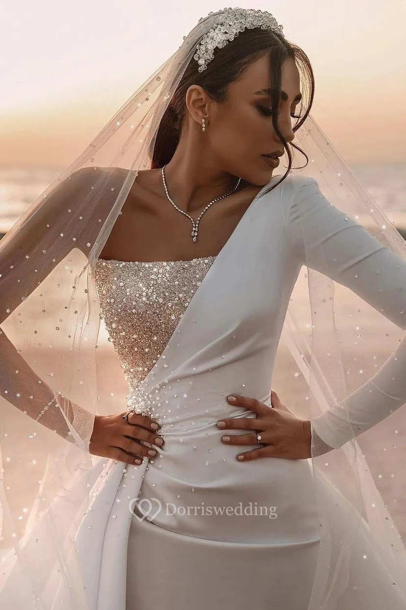 Robe de mariée glamour en satin à une épaule, avec corsage et surjupe ornés de perles view 4