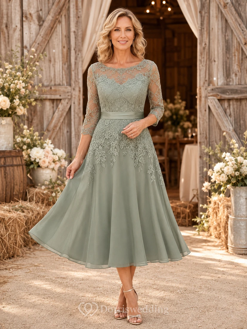 Romantisches Landhauskleid im Landhausstil mit Illusion-Ausschnitt, dreiviertellangen Ärmeln aus Spitze und Spitze in Salbeigrün – perfekt für die Mutter der Braut.