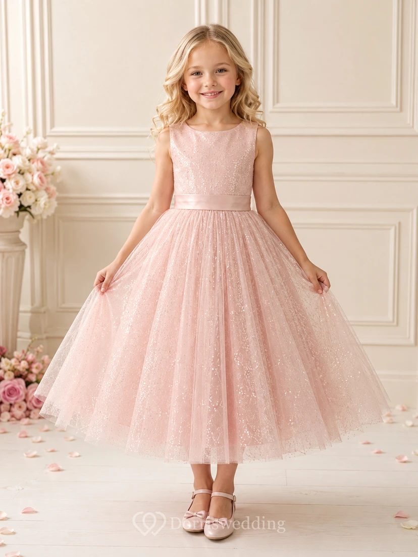 Adorable robe de demoiselle d'honneur mi-longue en tulle à paillettes rose poudré sans manches, idéale pour une garden-party.