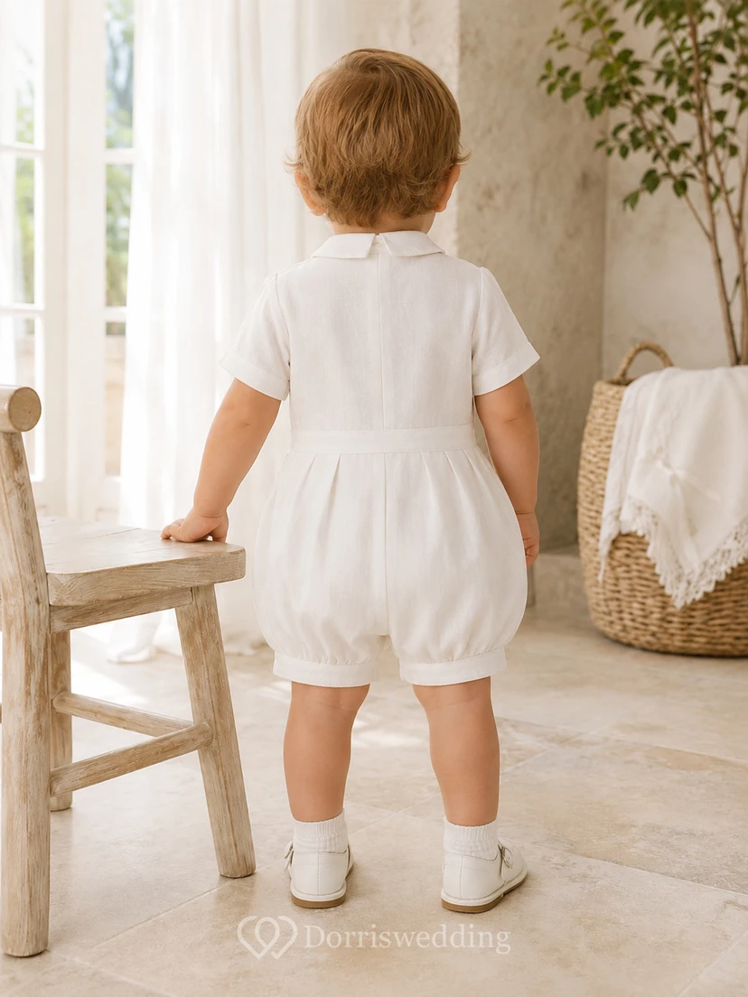 Pelele blanco de manga corta con cuello ancho y pliegues para bautizo de bebé niño. view 2
