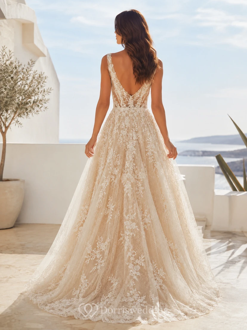 Robe de mariée romantique en dentelle à fines bretelles, coupe trapèze, dos nu et taille naturelle, idéale pour la plage view 2