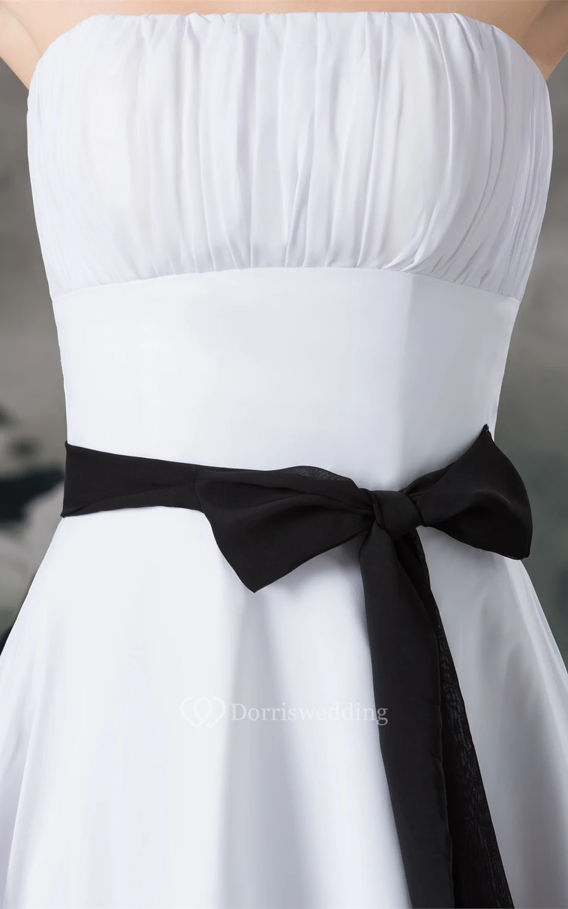 Trägerloses, knielanges Chiffonkleid mit Schleife und Raffungen view 3