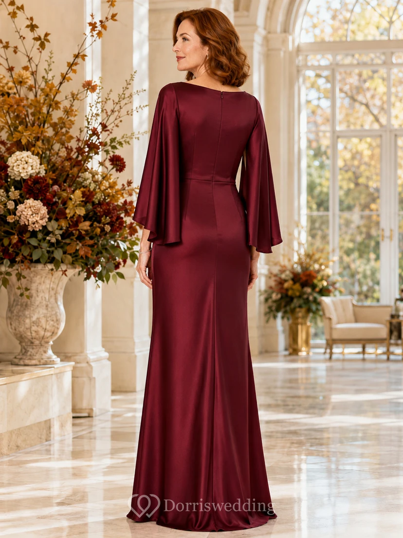 Burgunderrotes, modernes, bodenlanges Etuikleid aus Satin mit U-Boot-Ausschnitt, langen, geschlitzten Cape-Ärmeln und Herbst-Fassadenkleid für die Mutter des Bräutigams view 2