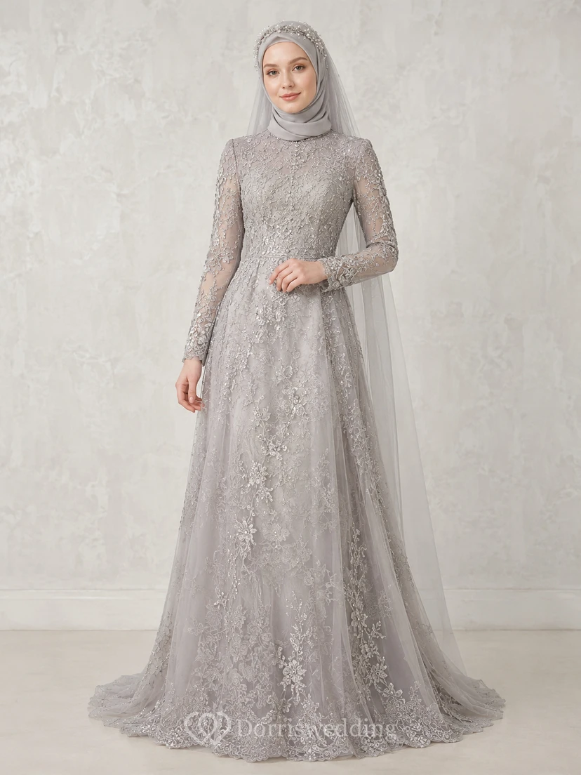 Schlichtes muslimisches Brautkleid aus silberner Spitze mit hohem Kragen, Studio-Design