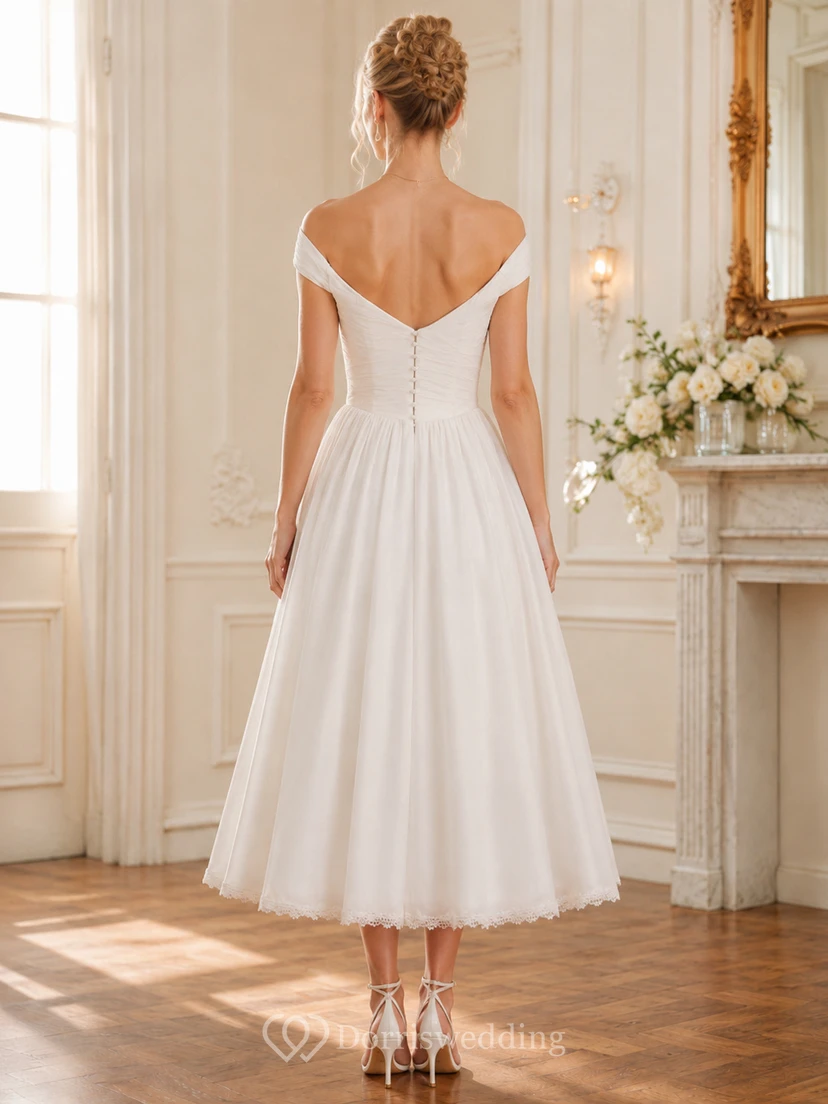Robe de mariée en satin mi-longue, sans manches, à col en V et boutons dans le dos view 3