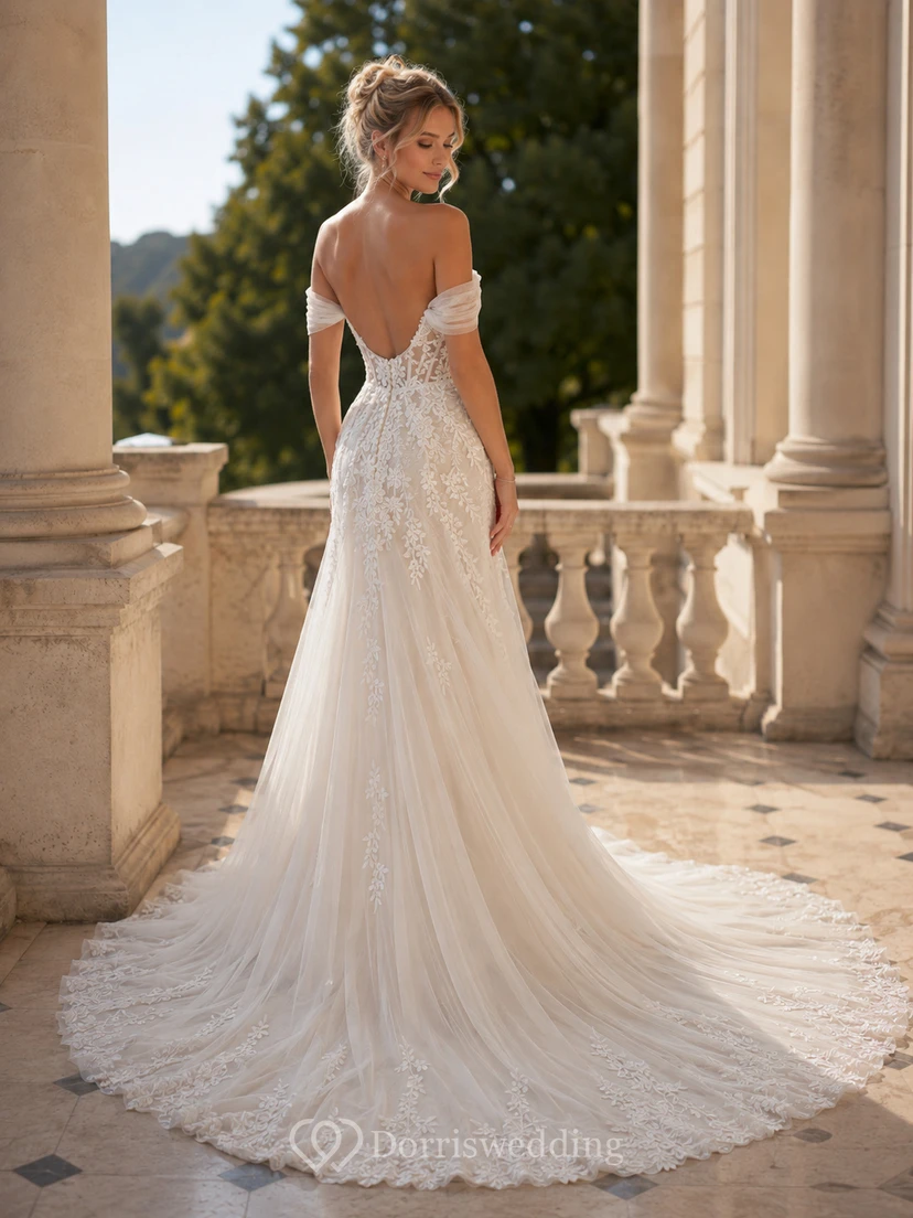 Robe de mariée sirène en dentelle à épaules dénudées, décolleté en V profond, manches courtes et imprimé floral, ornée d'appliqués floraux. view 2