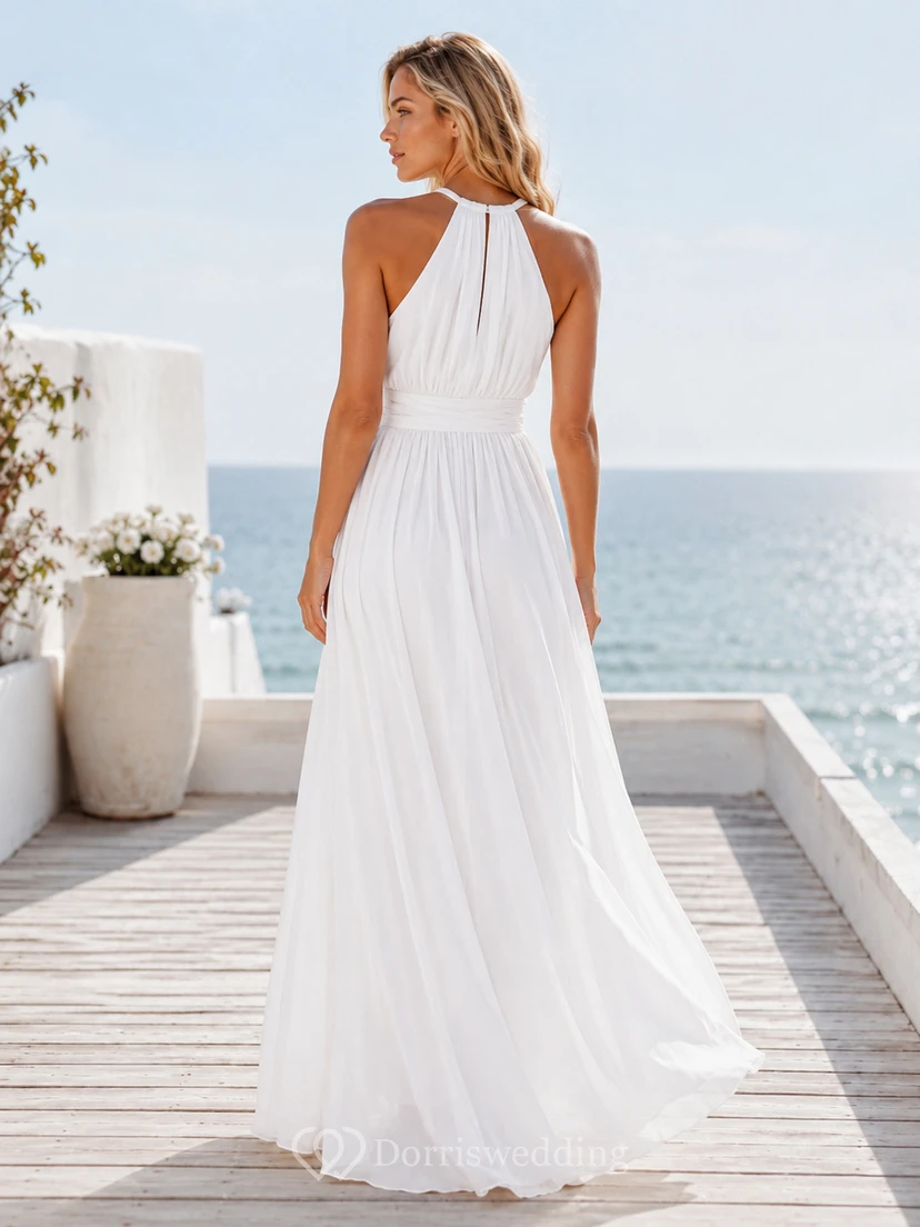Robe de mariée longue en mousseline à dos nu et décolleté en V, idéale pour un mariage de plage. view 2