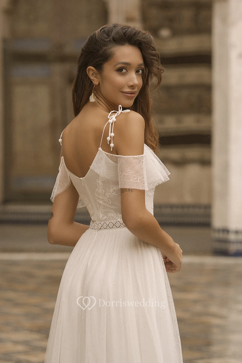 Robe de mariée en tulle adorable, à bretelles spaghetti et épaules dénudées, ornée de dentelle. view 4