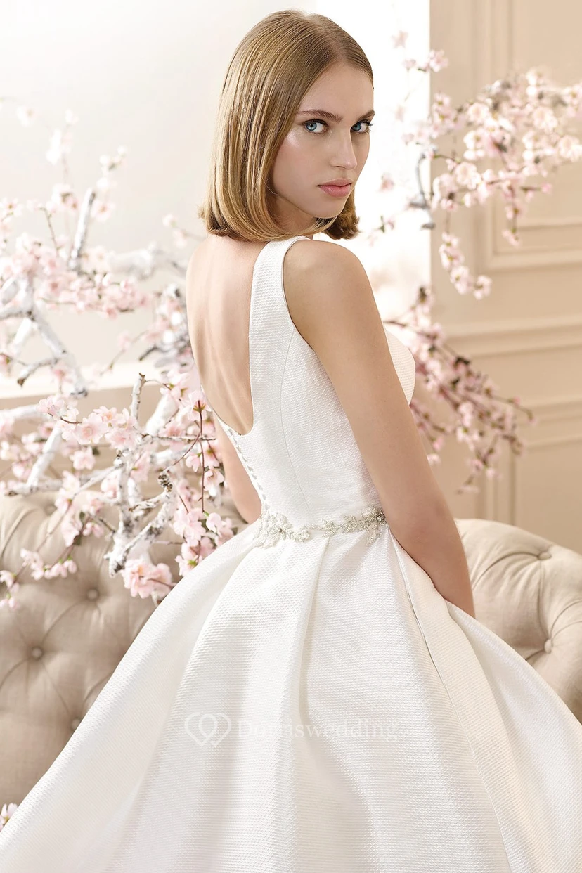 Vestido de novia corto de satén con escote cuadrado, sin mangas, con pedrería y corte en A view 2