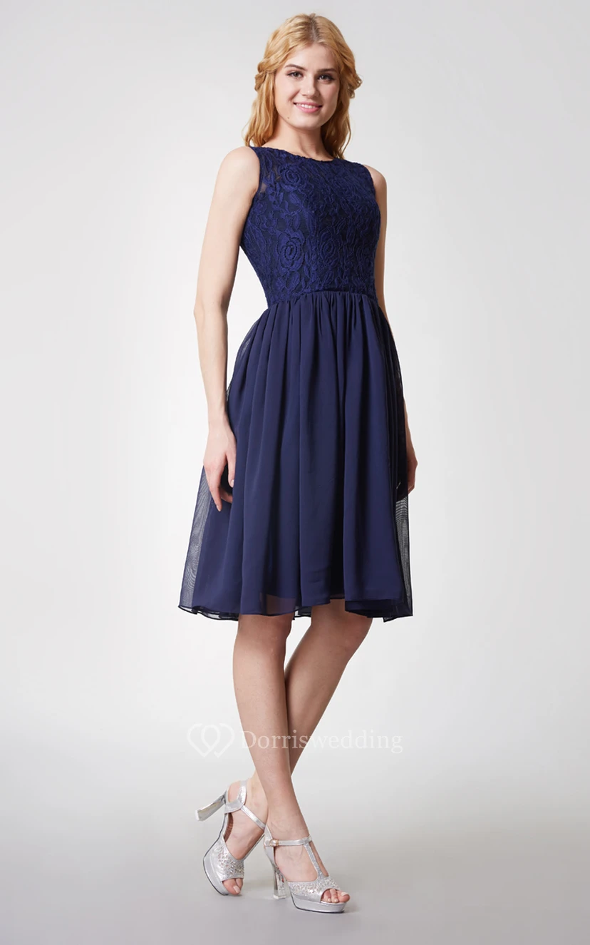 Robe glamour en mousseline plissée, longueur genou, col rond et ceinture en satin. view 3