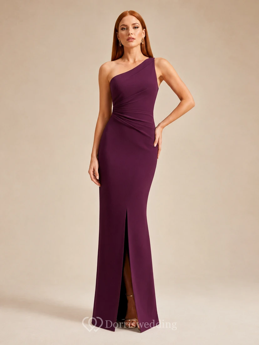 Vestido formal minimalista de tubo con un solo hombro, color ciruela.