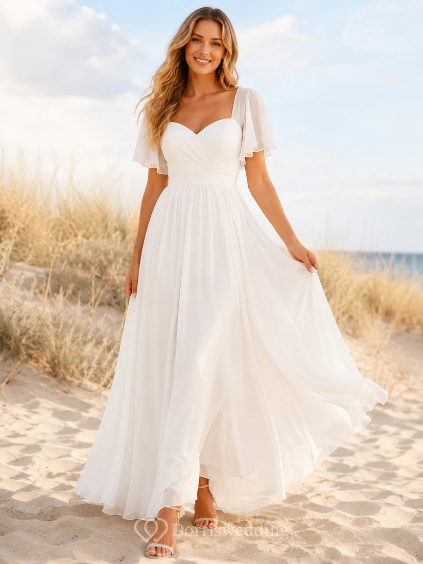 Robe de mariée bohème élégante en mousseline à décolleté en V profond et manches pétales, style plage.
