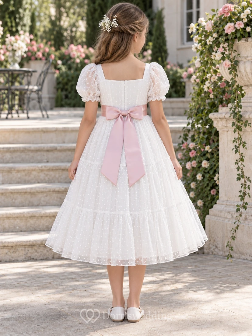Vestido de niña de flores blanco de corte A con escote cuadrado, mangas abullonadas y volantes rosas, largo hasta la rodilla. view 2