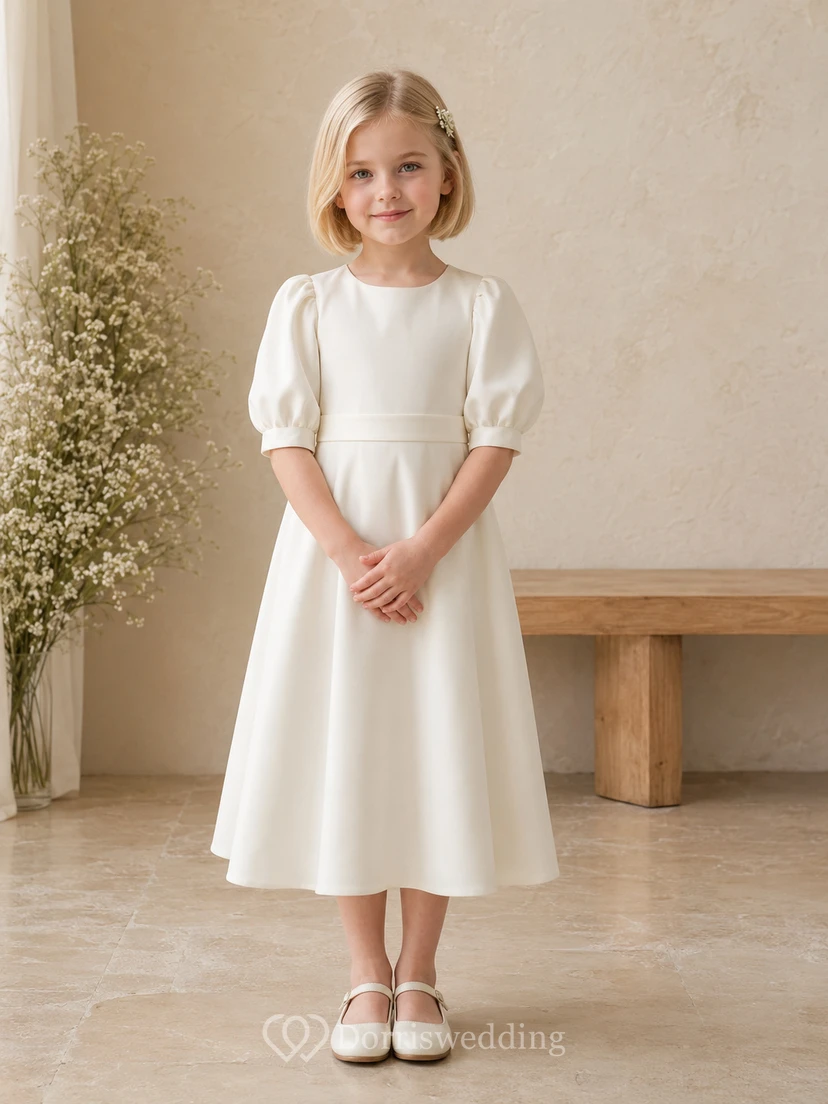 Adorable vestido de niña de flores con corte en A, cuello joya y mangas abullonadas, de satén blanco, ideal para celebraciones en el jardín.