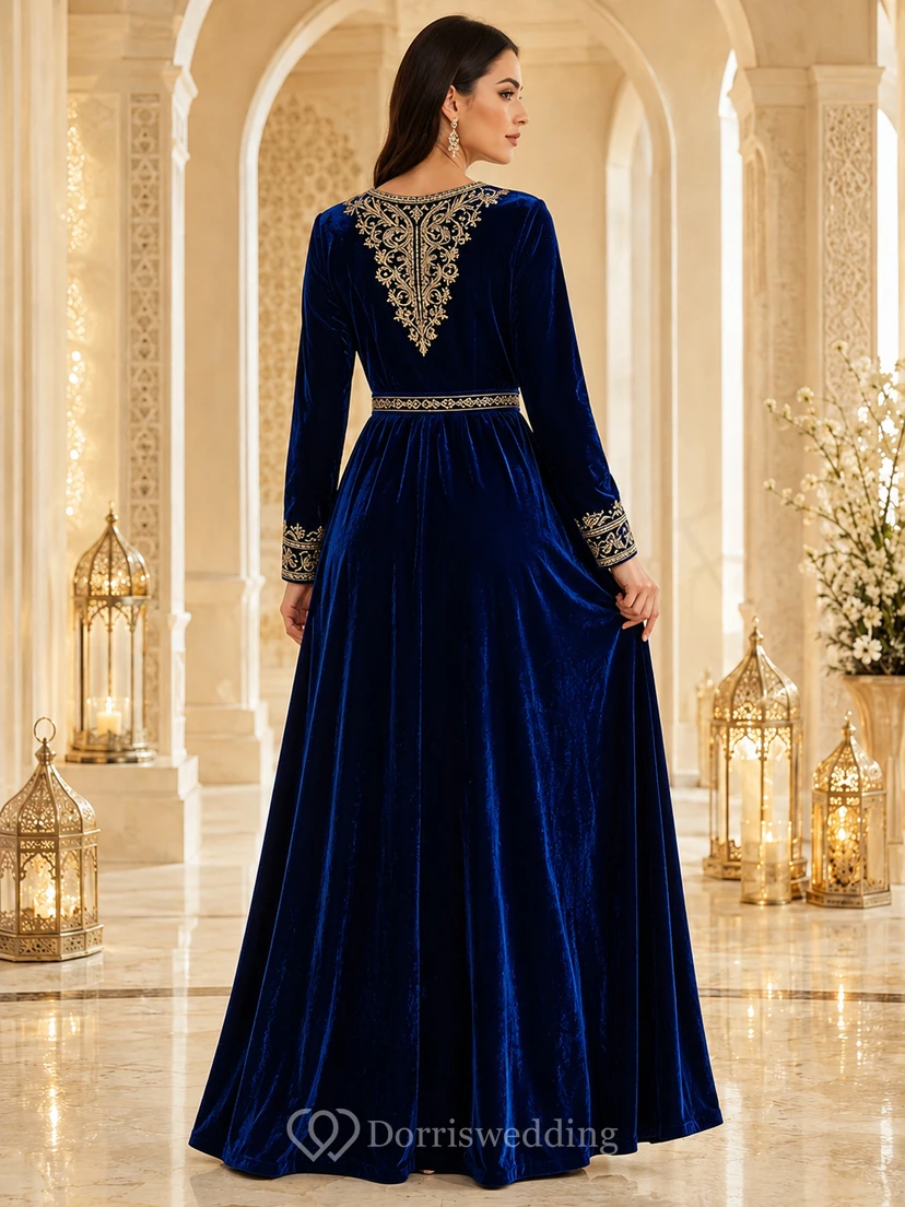 Luxuriöses dunkelblaues Samtkleid im A-Linien-Stil, bodenlang, mit V-Ausschnitt, Stickerei und langen Ärmeln zum Eid-Fest view 2