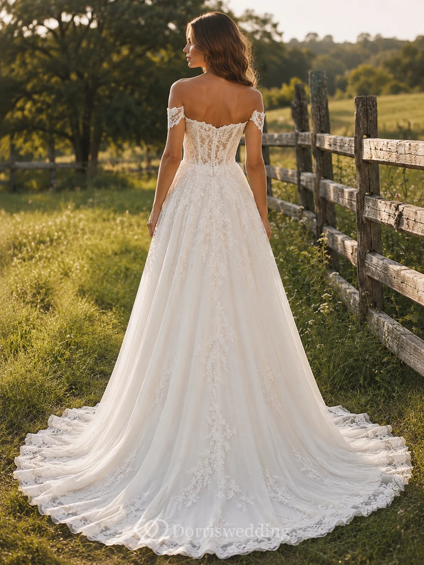 Brautkleid im Landhausstil mit Spitze, A-Linie, schulterfrei, Schleppe und tiefem V-Ausschnitt am Rücken view 2