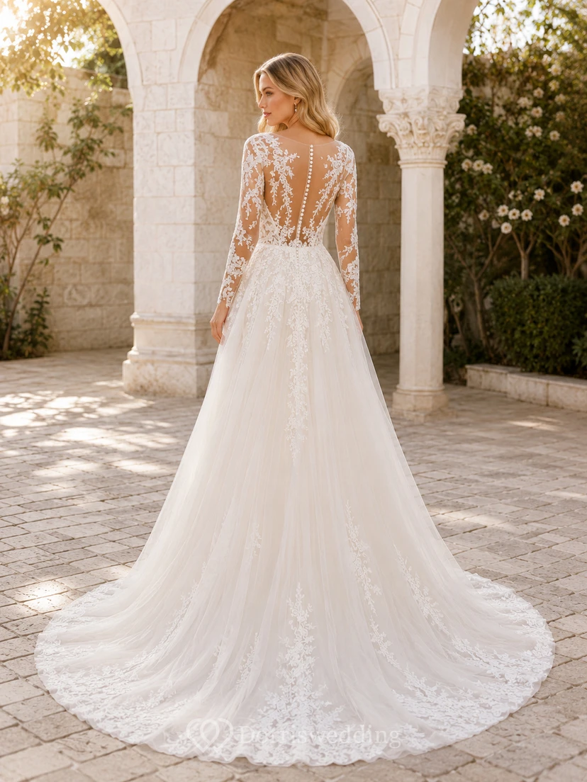 Robe de mariée romantique en dentelle à manches longues, coupe trapèze, traîne chapelle et bustier illusion jardin view 2