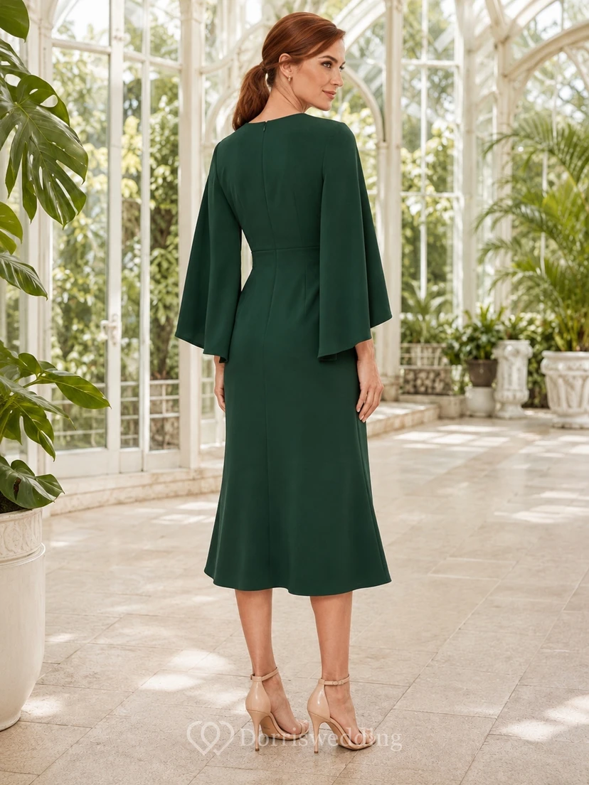 Robe de bal midi en crêpe vert forêt, col bateau rond, manches cape, taille cintrée et coupe fourreau longueur thé view 2