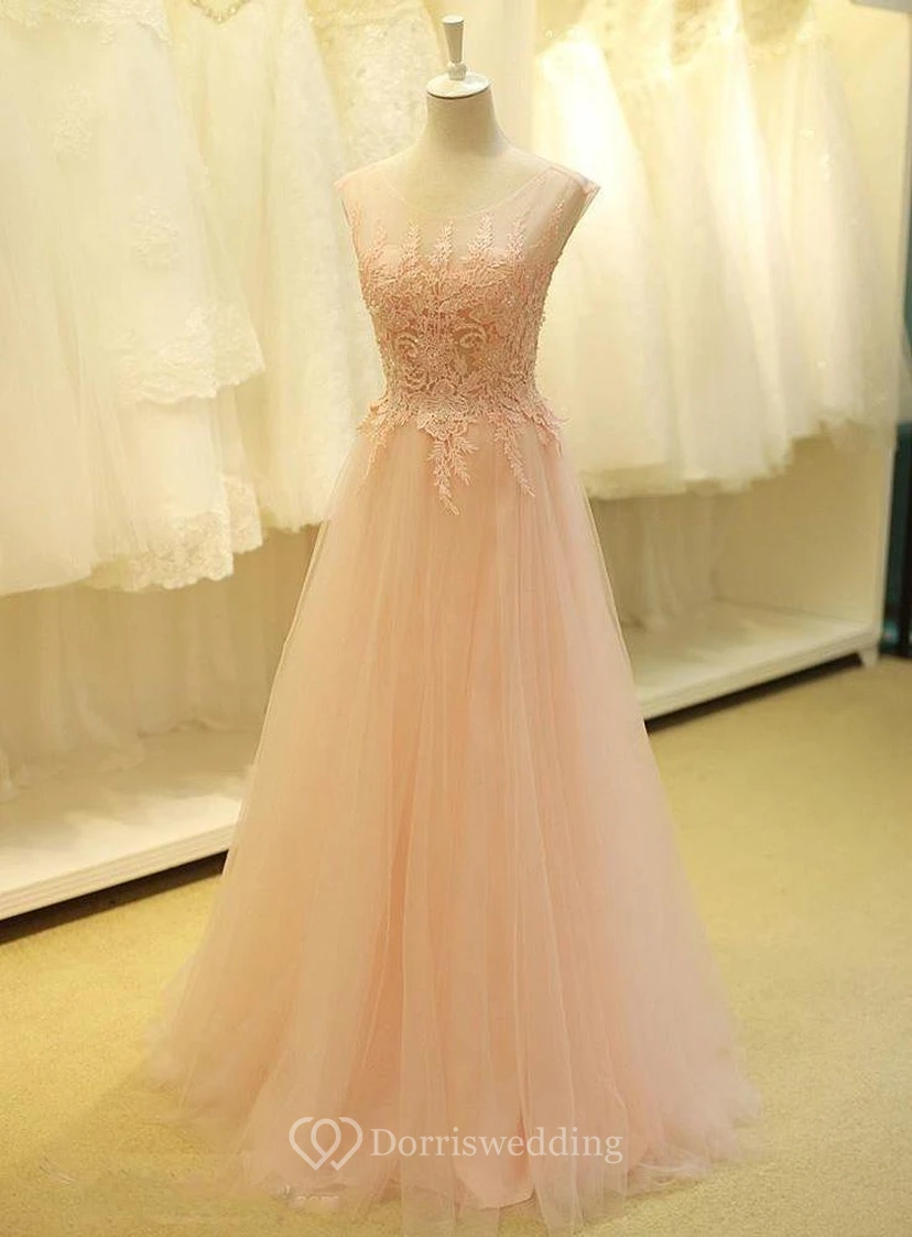 Precioso vestido de fiesta de tul con mangas cortas y apliques de encaje.