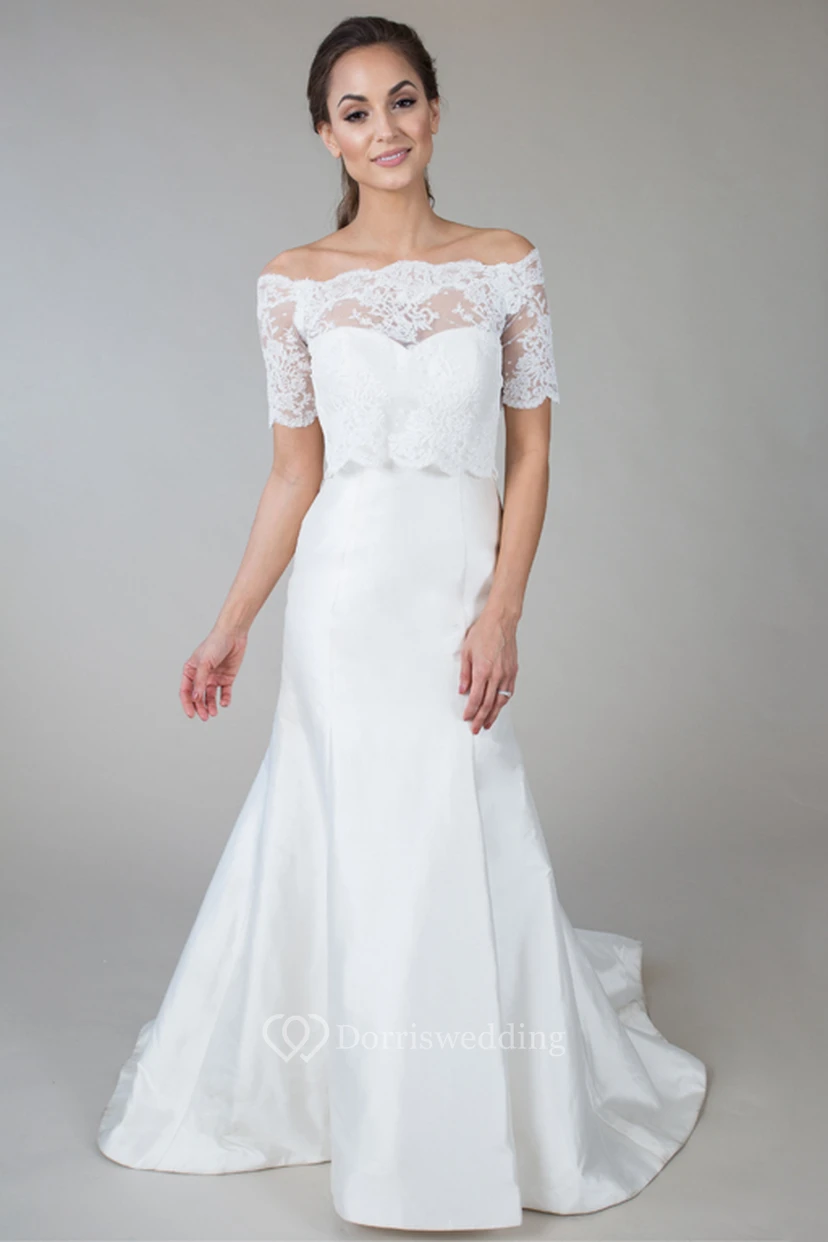 Vestido de novia de satén y encaje con mangas cortas y escote Bardot.