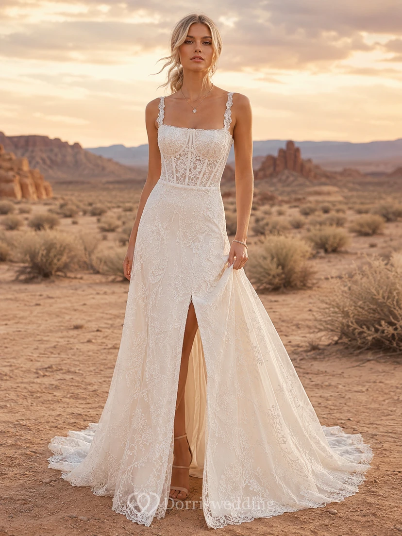Vestido de novia de tul y encaje estilo campestre, corte en A, detalle de tirantes, cola capilla con abertura.