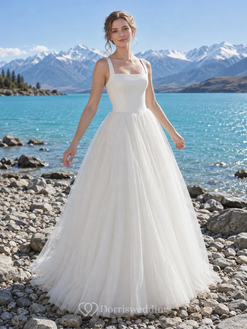 Schlichtes Brautkleid in A-Linie mit eckigem Ausschnitt und Tüllträgern